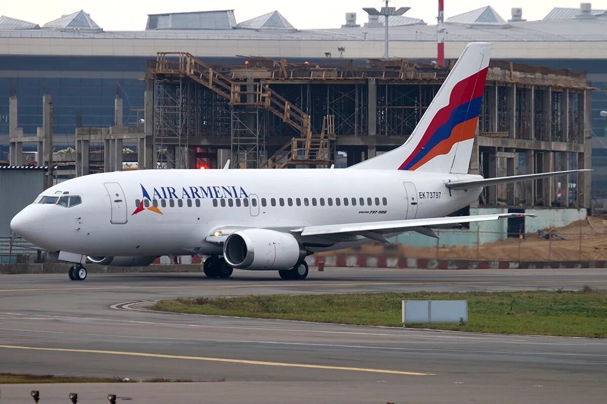 Armenia airlines. Авиакомпания Армения Boeing 737. Боинг 737 армянские авиалинии. 737 505 Армения. Армения аэрвайс Боинг 737.