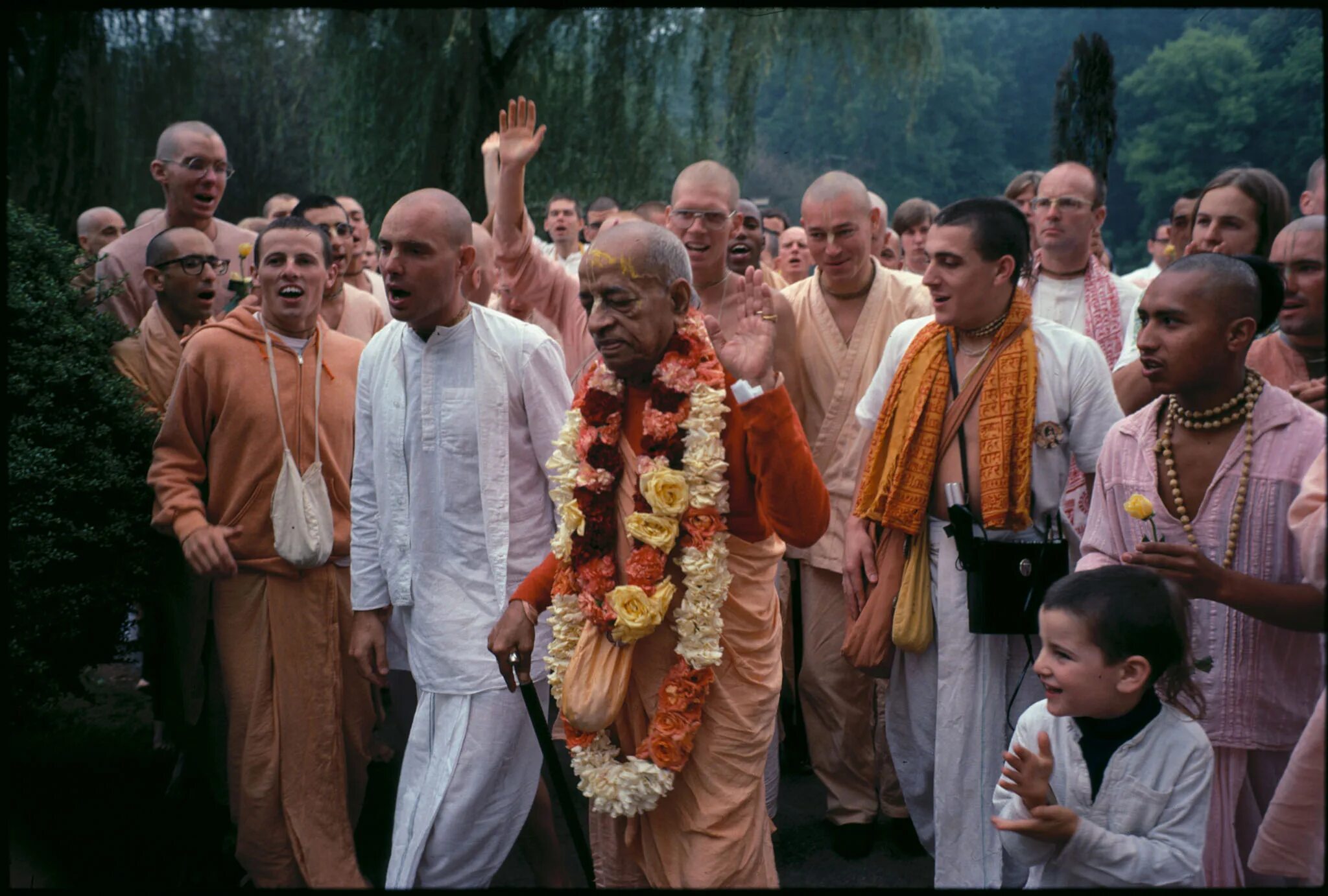 Шрила прабхупада и радханатха свами. Харе кришна харинама. Санньяса шрила прабхупада. Шрила прабхупада киртан. Преданные кришне.