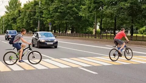 Пересек пешеходный переход на велосипеде