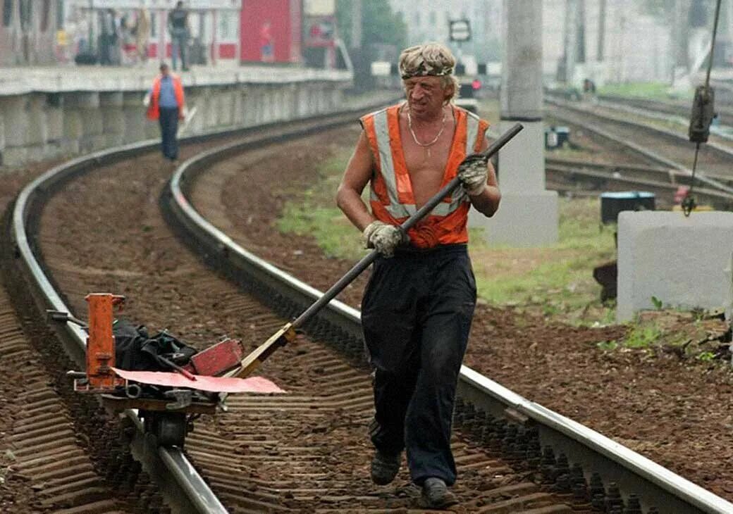 Рабочий на железной дороге. Путейцы (путевые обходчики). Сигналист Путеец. Модерон РЖД. Железнодорожник Путеец.