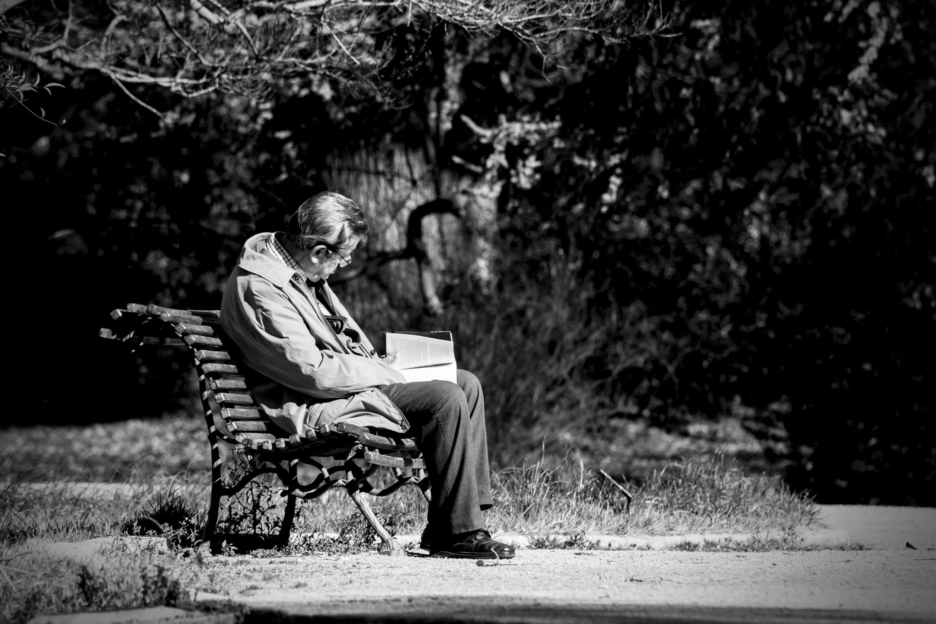 Пожилой вдовец. Одиночество пожилых. Одинокий пожилой мужчина. Одинокий старик на лавке. Одинокие пожилые люди.