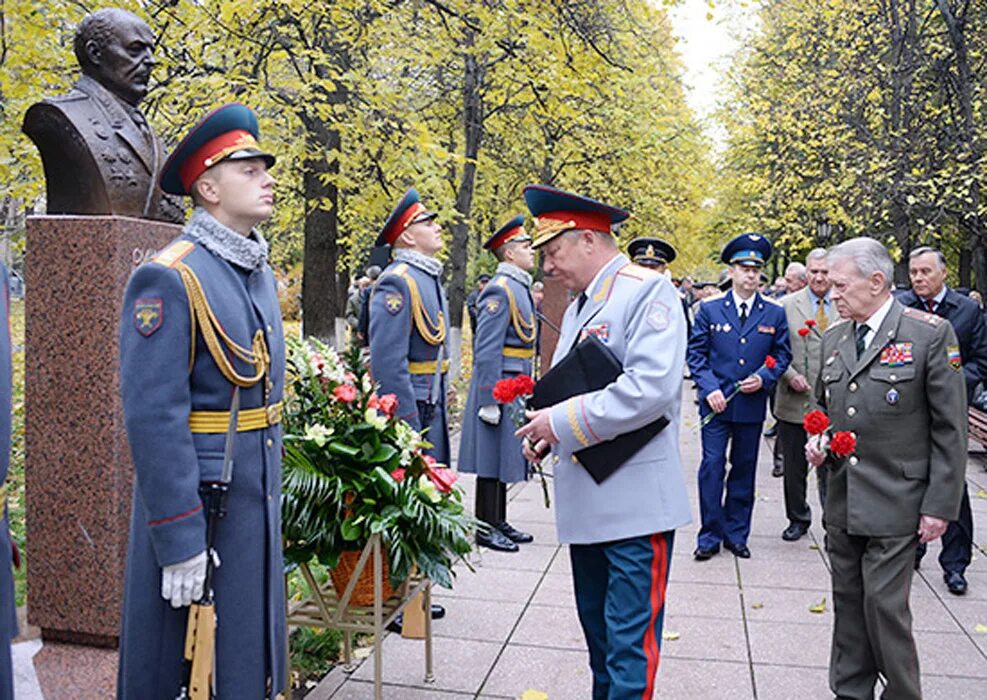 Военный сайт ветеранов. Начальник ГВКГ Бурденко генерал. Генерал полковник Смирнов памятник.