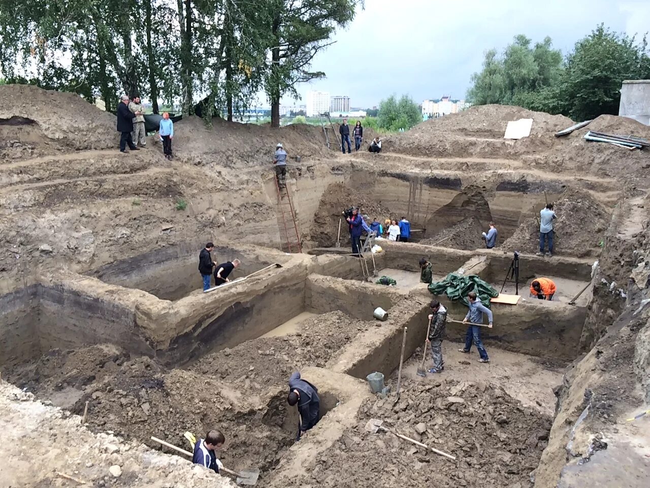 Омская стоянка археологический памятник. Археологические захоронения находки в Омске. Омская стоянка раскопки. "Омская стоянка" раскопкуи.