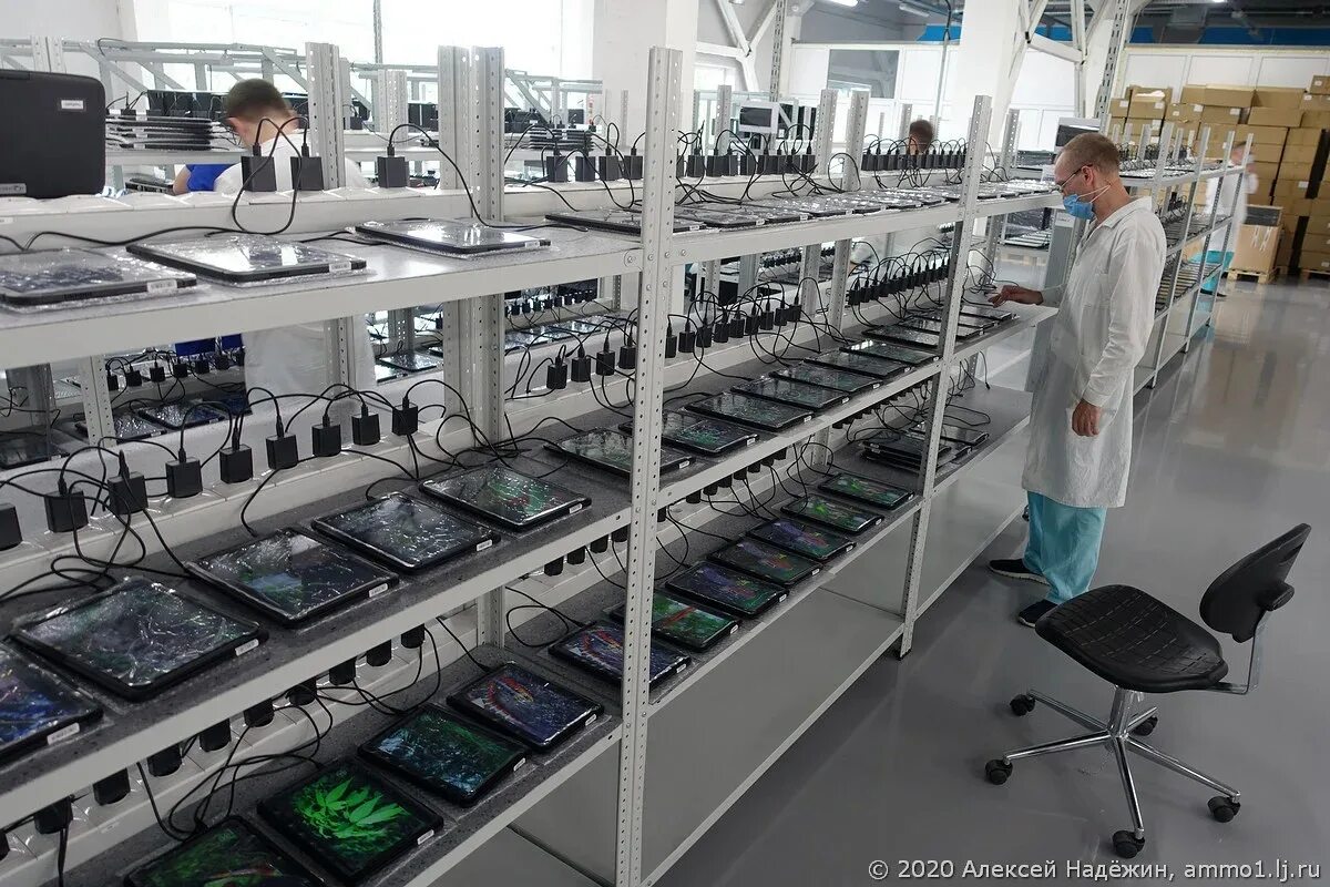 Завод аквариус шуя. Производство компьютеров. Радиотехническая и электронная промышленность. Электронная промышленность. Компьютер на заводе.