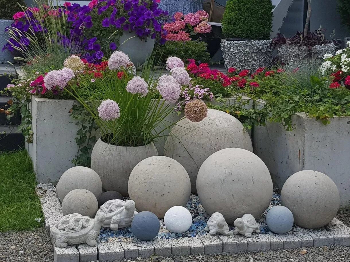 Для садовых цветов своими руками. Декор для сада из бетона. Декоративные шары для сада. Бетонный шар для сада. Декоративный шар для сада.