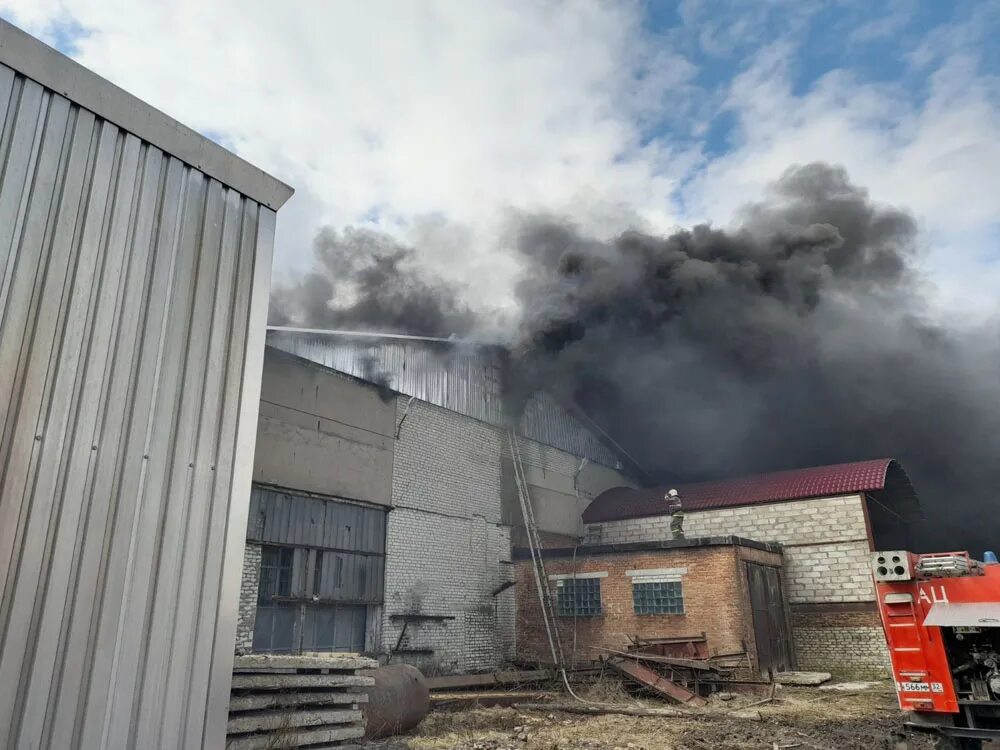 Что вчера творилось. Пожары. Здание горит. Пожар в Брянске. Пожар фото.