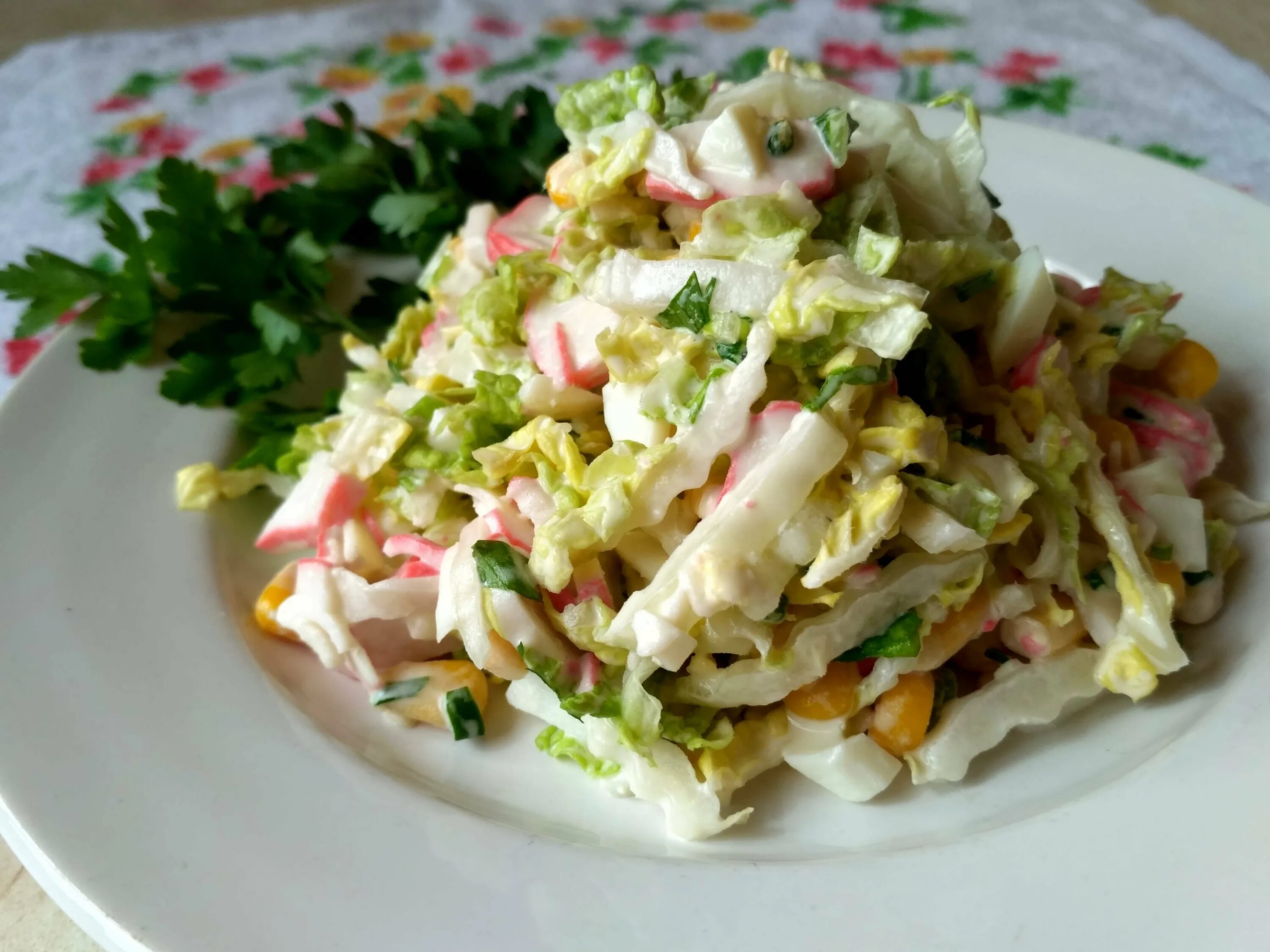 Салат с пекинской капустой и крабовыми палочками и кукурузой. Пекинская капуста крабовые палочки кукуруза. Салат с крабовыми палочками кукурузой пекинской капустой огурцом. Салат пекинка крабовые палочки. Салат с пекинской и кукурузой и крабовыми палочками.