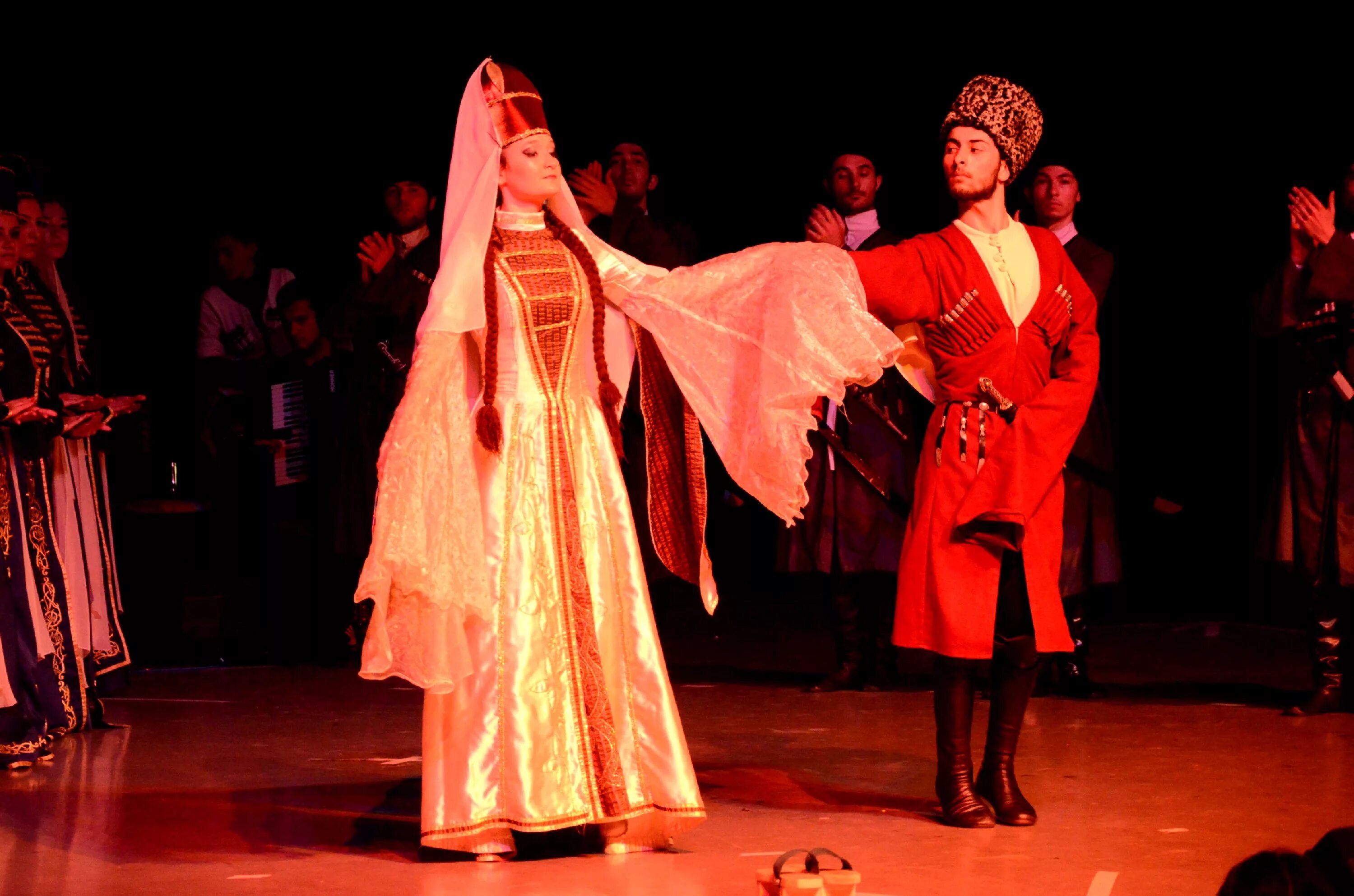 адыгейский ансамбль нальмэс. танцевальный ансамбль адыгеи нальмэс. осетины осетины национальный костюм. адыгейские танцы. ансамбль исламей адыгея.