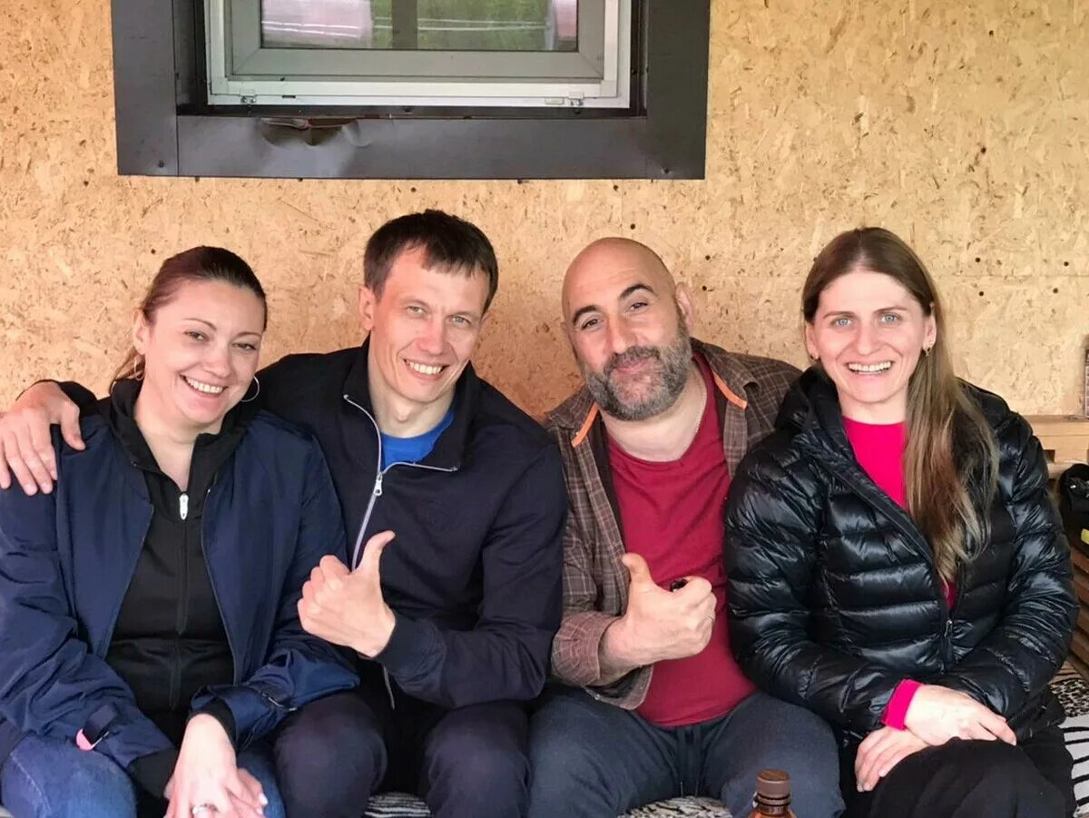 Руслан белый. Фильм дорога грузия фильм 1974. Трое и грузин. Художник зураб мартиашвили картины застолье. Пари фильм 1974 рамаз шарабидзе кадры.