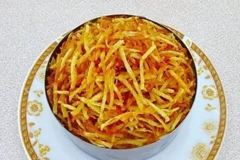 Салат с курицей и жареной картошкой соломкой