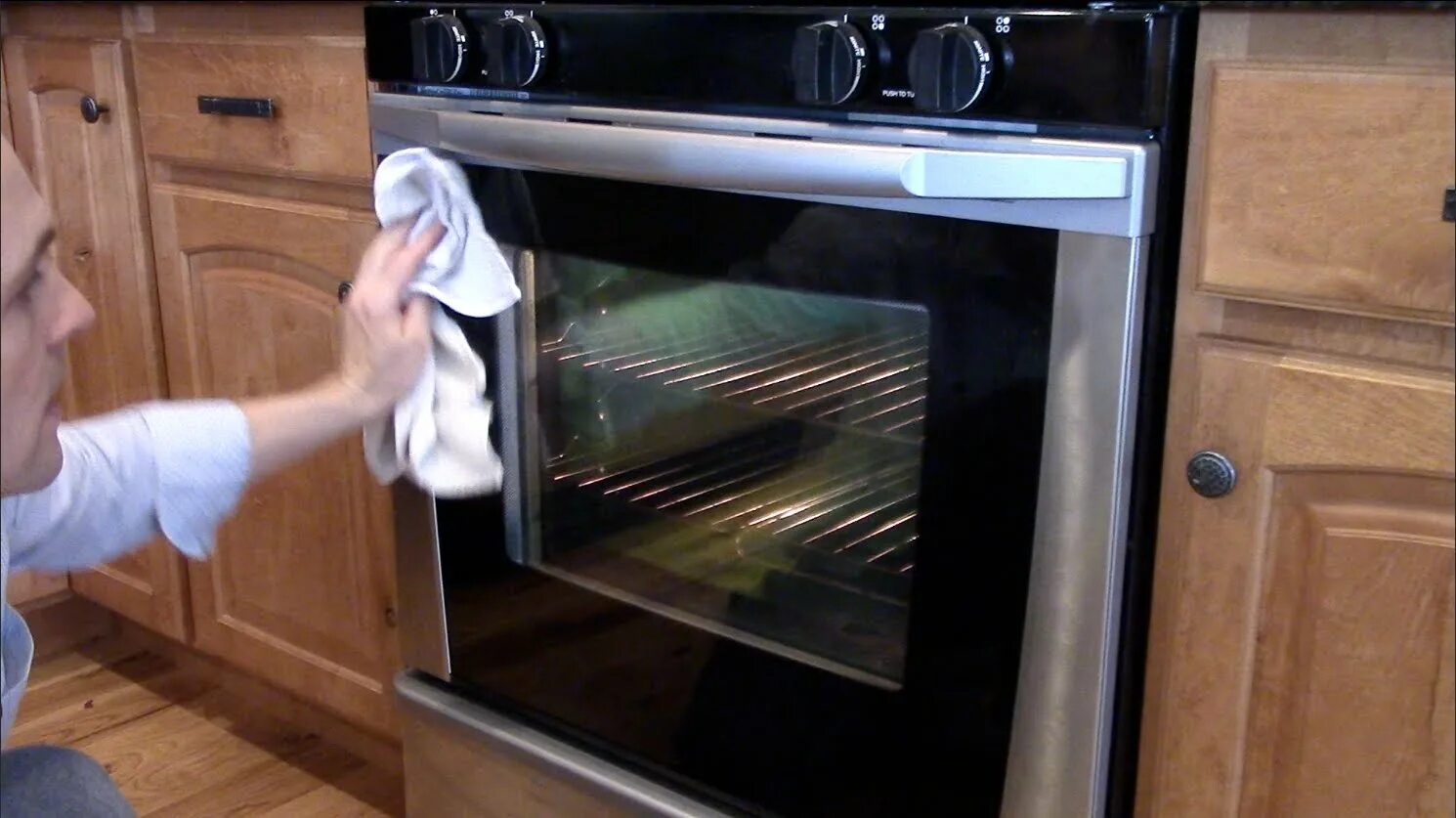Как вытащить стекло из духовки. Whirlpool fxtm6. whirlpool self cleaning oven. стекло для духовки. дверь духового шкафа.
