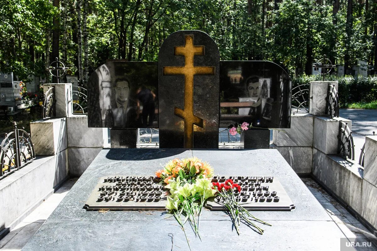 кладбища екатеринбурга могилы. нижне исетское кладбище екатеринбург. аллея славы широкореченское кладбище. северное кладбище памятники авторитетов. широкореченское кладбище екатеринбург могилы.