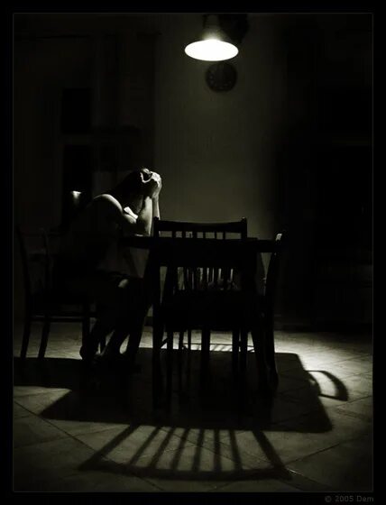 Сильная бессонница. Девушка в постели ночью. Бессонница. Проснулся ночью. Бессонница.