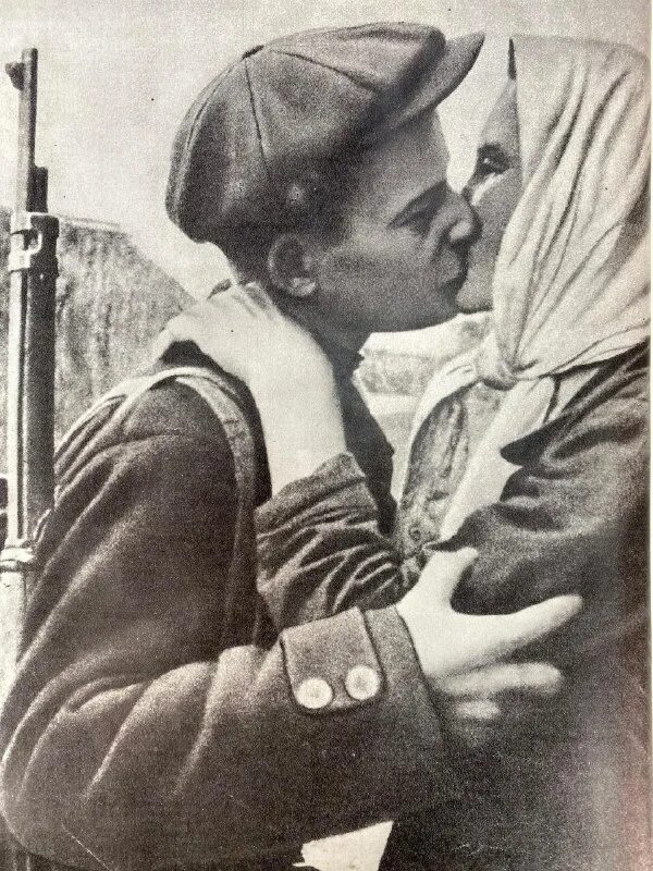 мать солдата. сыновья уходили на войну. сыновья уходили на войну. провожает сына на фронт. мама провожает сына на войну.