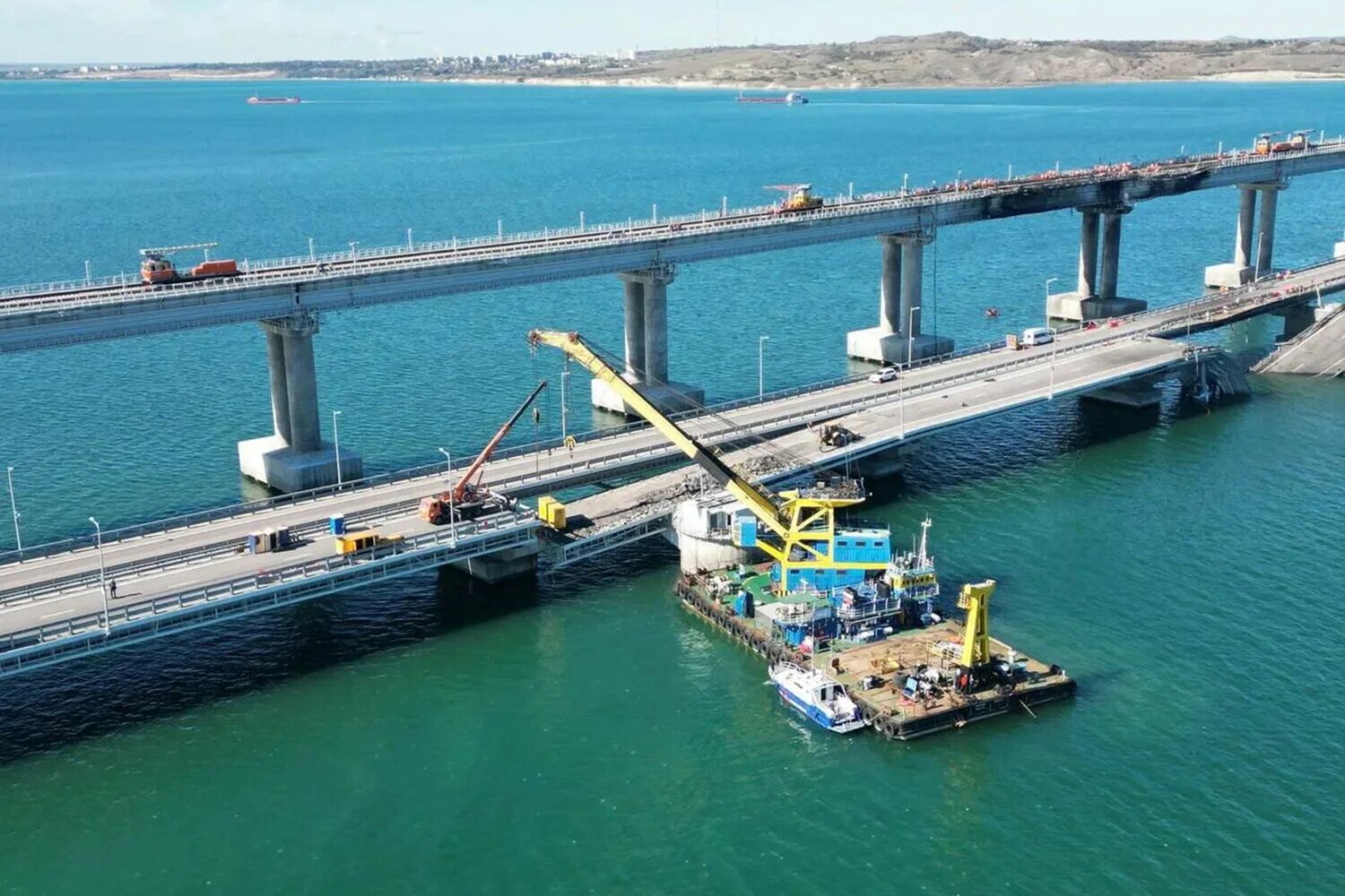 Крымский мост сегодня в реальном времени. Крымский мост через керченский пролив. крымский мост взорвали 2025. крымский мост 19 км. крымский мост керченский пролив.