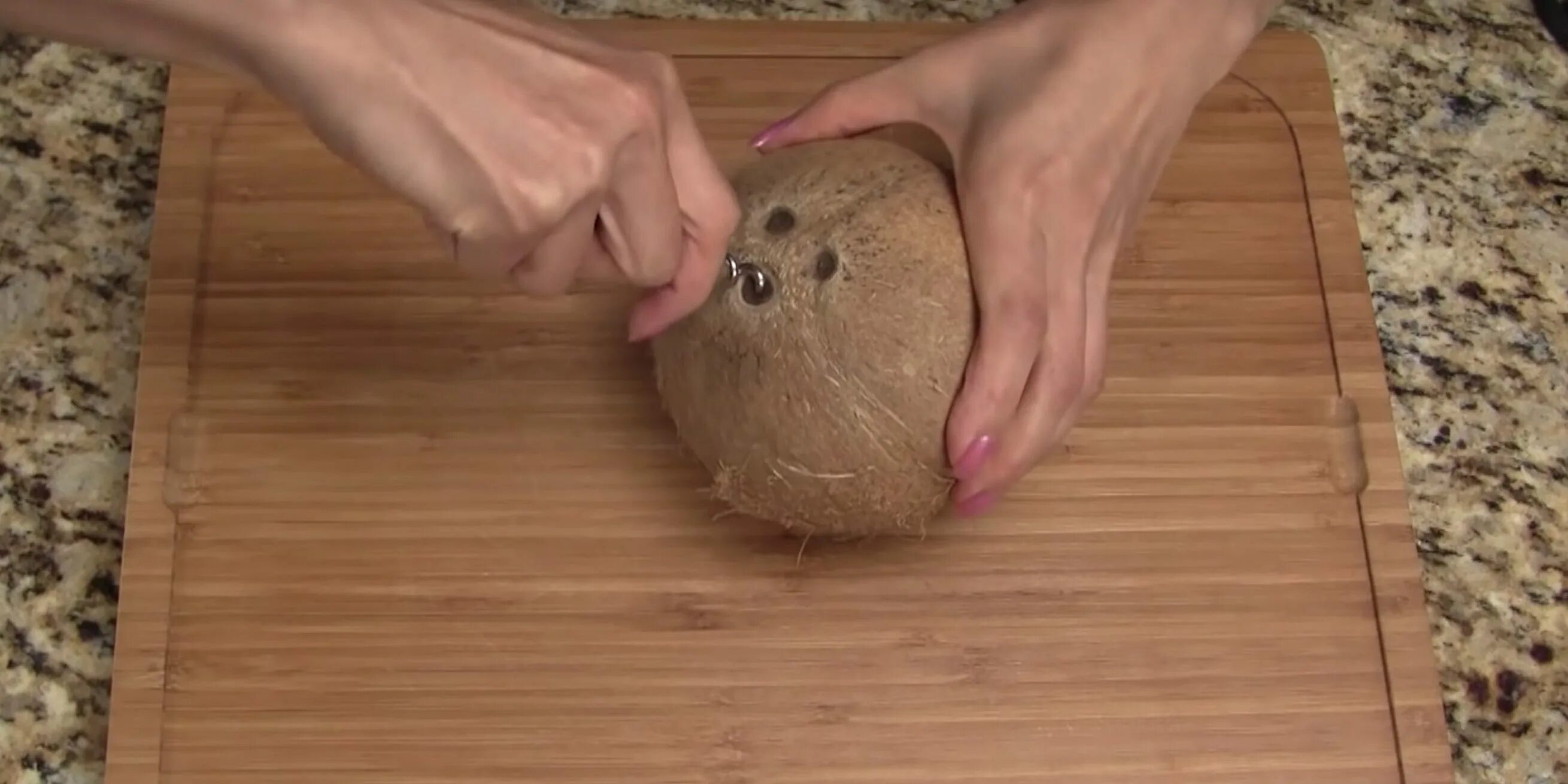 Очищенный кокос. Как разделать кокос. Расколотый кокос. Как чистить кокос. Расколотый кокос.