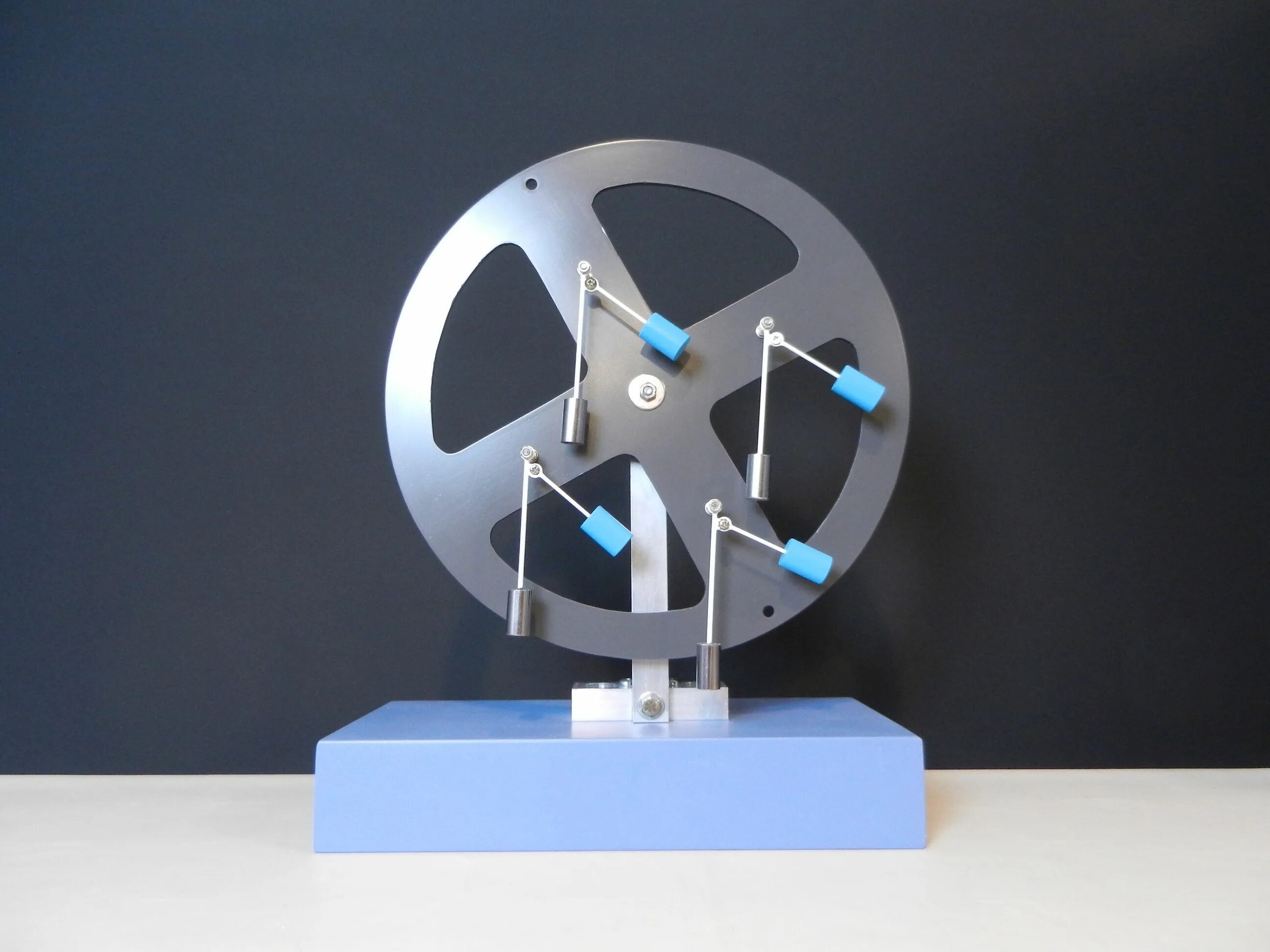 Вечный двигатель мечтает изобрести. Perpetual motion kinetic. вечный двигатель. механический вечный двигатель. макет вечного двигателя.