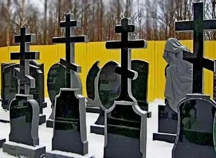 Памятник крест на кладбище