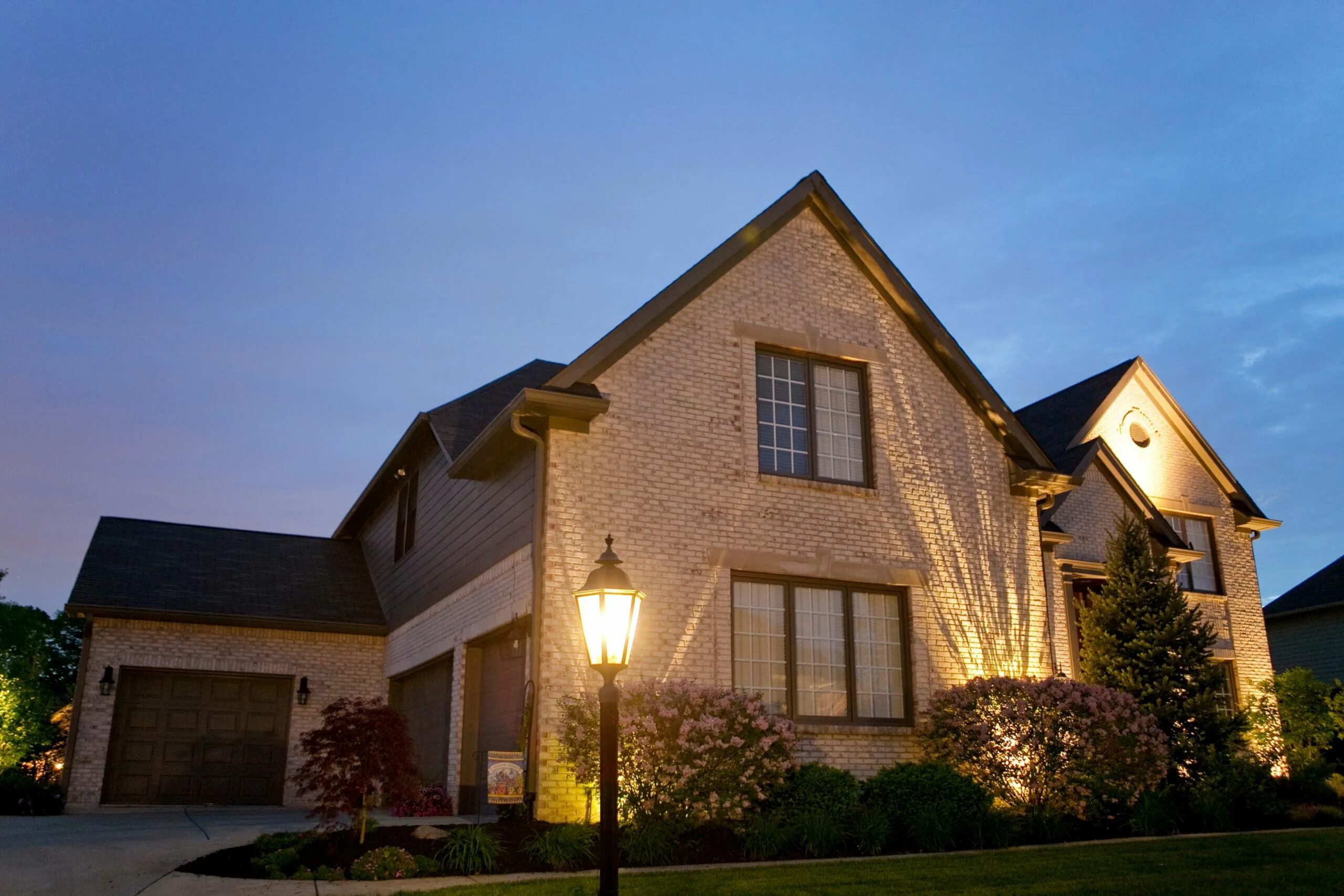 Подсветка фасада коттеджа. Подсветка фасада. Наружное освещение загородного дома. Подсветка фасада дома. Архитектурная подсветка коттеджа.