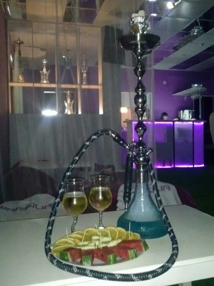 Кальян в кафе. Сочи кафе с кальянами. Баррикадная мос кальянная. Hookah гараж. Сальвадор лазаревское кальянная.