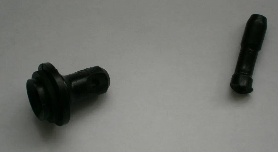 4. Штуцер прокачки рабочего цилиндра сцепления уаз буханка. Штуцер цилиндра сцепления. Манжет цилиндра сцепления ktm 990. Гцс е30 штуцер.