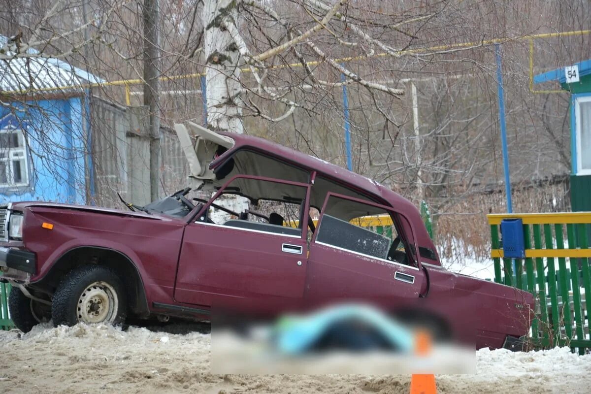 Утро после нового года прикол. 1 января на работу приколы. Мёртвое поле фильм александр невский. Мужик с цветочком прикол. Утро первого января трупы.