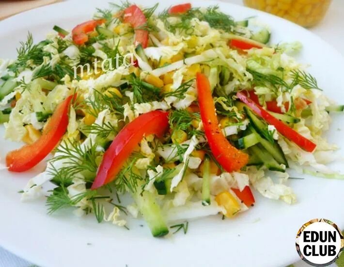 Помидор кукуруза болгарский перец салат. Салат из перца кукурузы помидор , огурцы, салат.