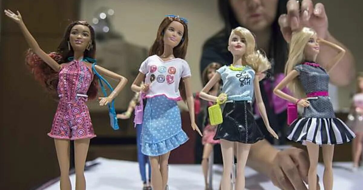 Президент барби робертс. Барби награды. Имена барби. Модная кукла барби в черном. Barbie my scene rockin´ awards chelsea.