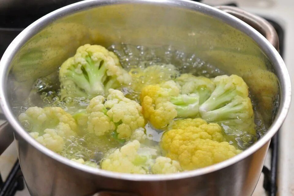 Варка цветной капусты в кастрюле. Цветная капуста вареная. Как варить капусту цветную свежую в кастрюле. Отварить капусту на голубцы в кастрюле. Варка цветной капусты в кастрюле.