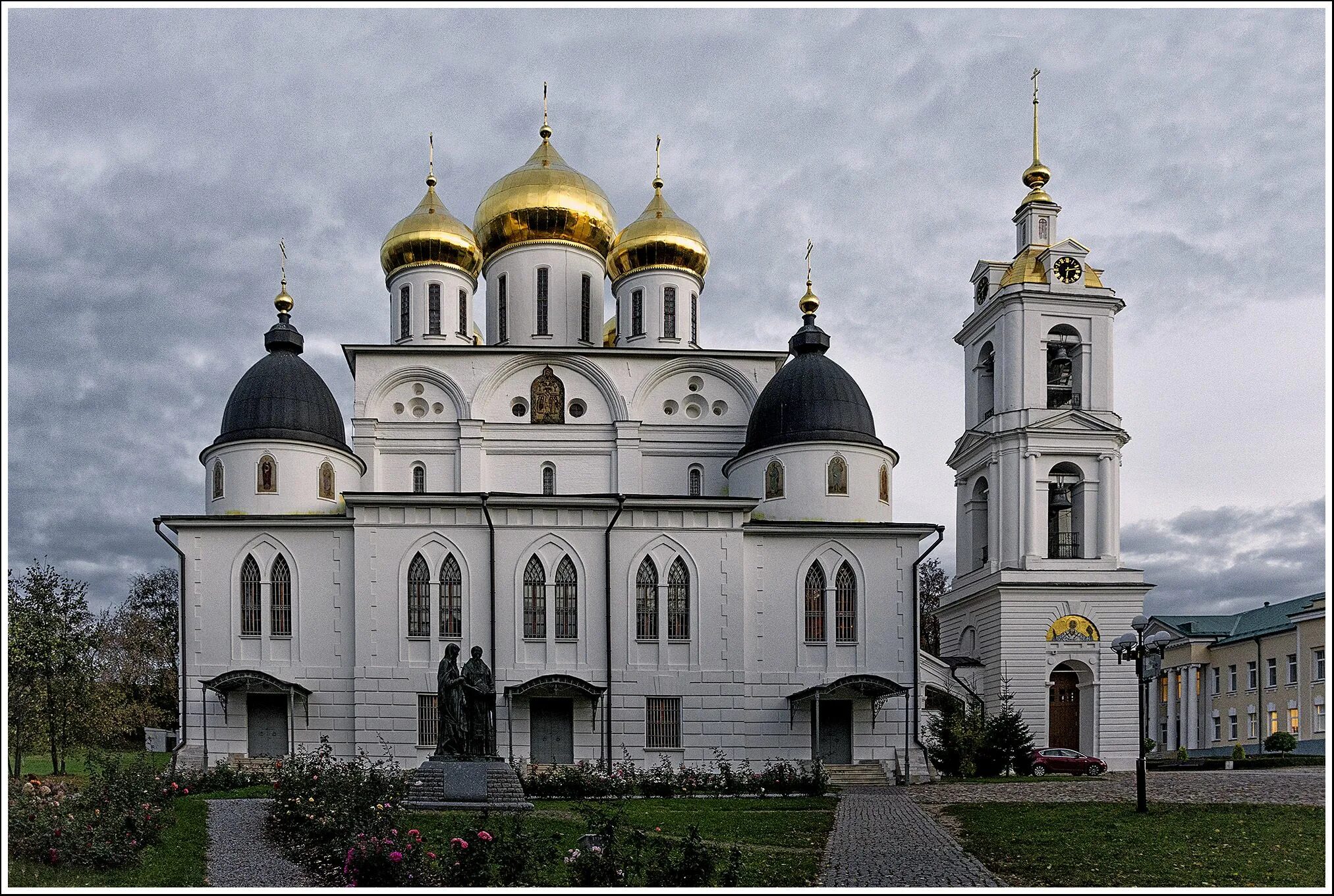 Храмы г дмитрова. Сретенская церковь. Храмы г дмитрова. Елизаветинская церковь в дмитрове кремль. Сретенский храм дмитров.