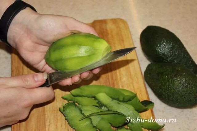 Как почистить авокадо. Нарезка авокадо. Авокадо очищенный. Авокадо очищенный. Как почистить авокадо.