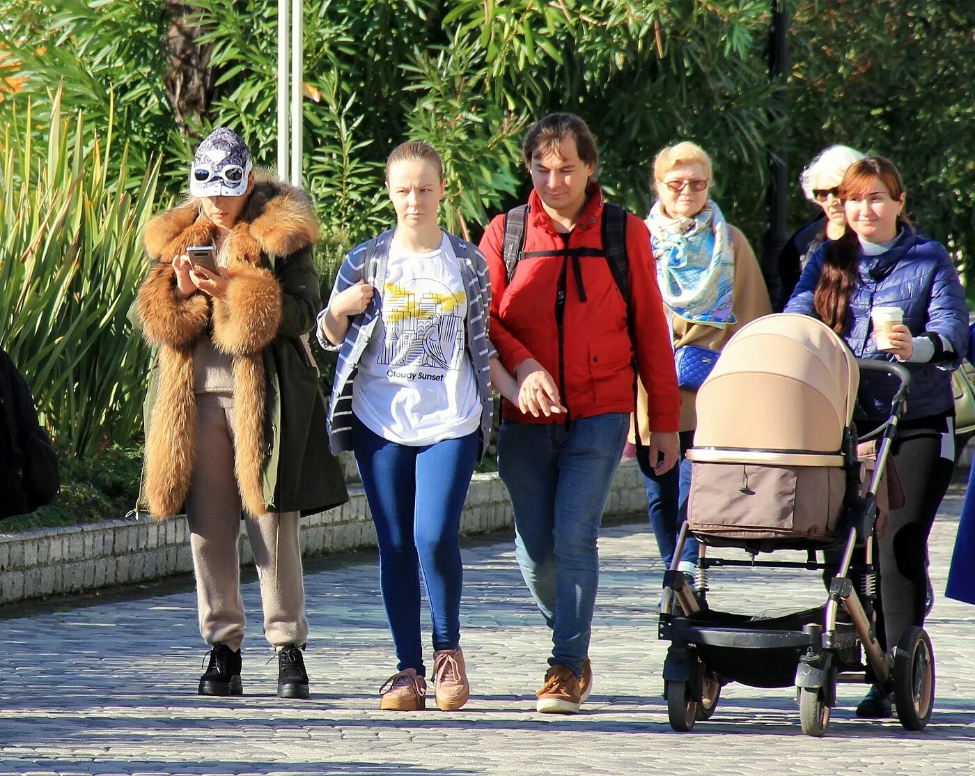 В чем сейчас ходят люди. Летом в шубе. Летом в шубе ходить. В чем ходят в Сочи. Сочи люди гуляют.