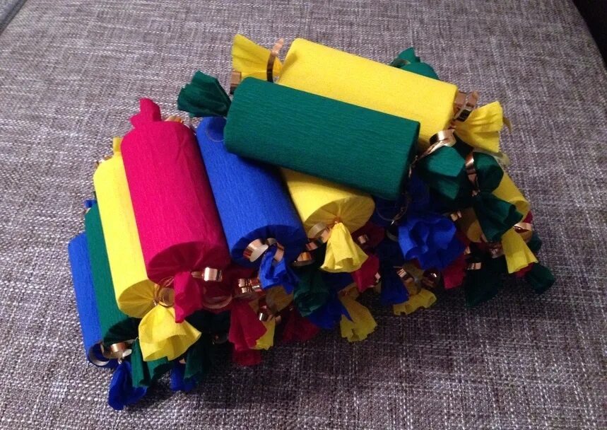 Как сделать гофрированную бумагу для подарка. Поделки из гофрированная бумага. Гофрированная бумага упаковка подарка. Как сделать гофрированную бумагу для подарка. Цветы из гофрированной бумаги.