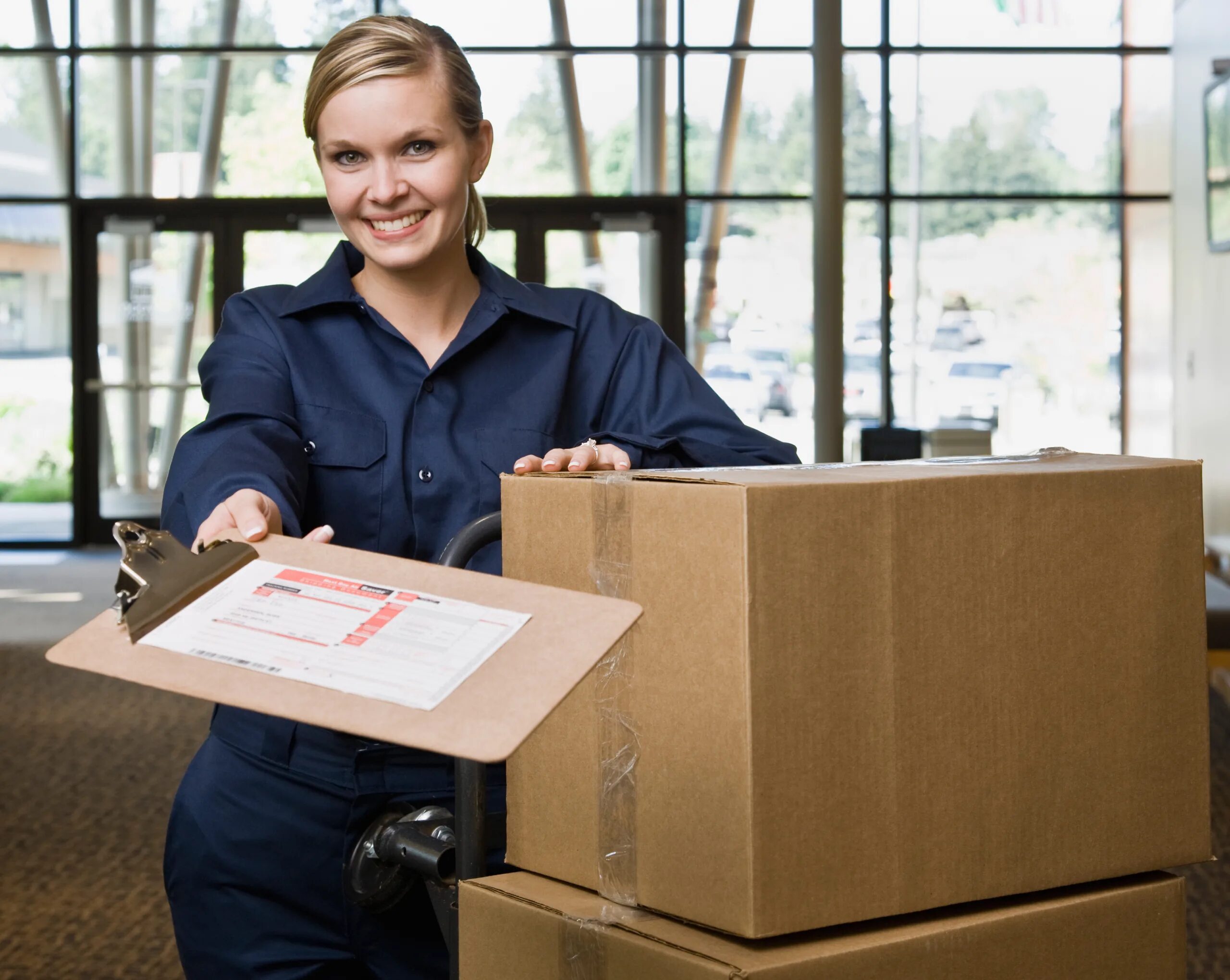 Доставкой в сервис закажите. Человек с коробкой. Курьер с коробкой в руках. Поставщик и покупатель. Курьер улыбается.