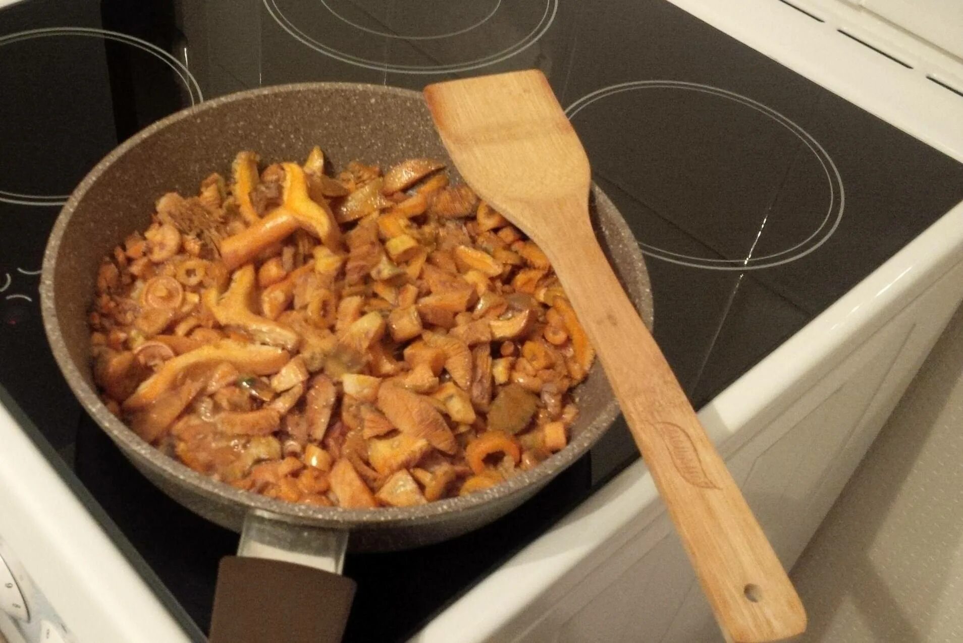 Грибы рыжики жареные. Как пожарить рыжики. Рыжики жареные в сметане. Жареная картошка с рыжиками на сковороде. Как пожарить рыжики на сковороде.