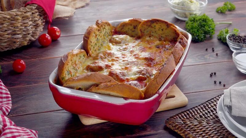 Запеканка в хлебе. Пудинг из черного хлеба с яблоками. Запеканка в хлебе. Хлебная запеканка. Хлебная запеканка с колбасой и сыром на сковороде рецепт.