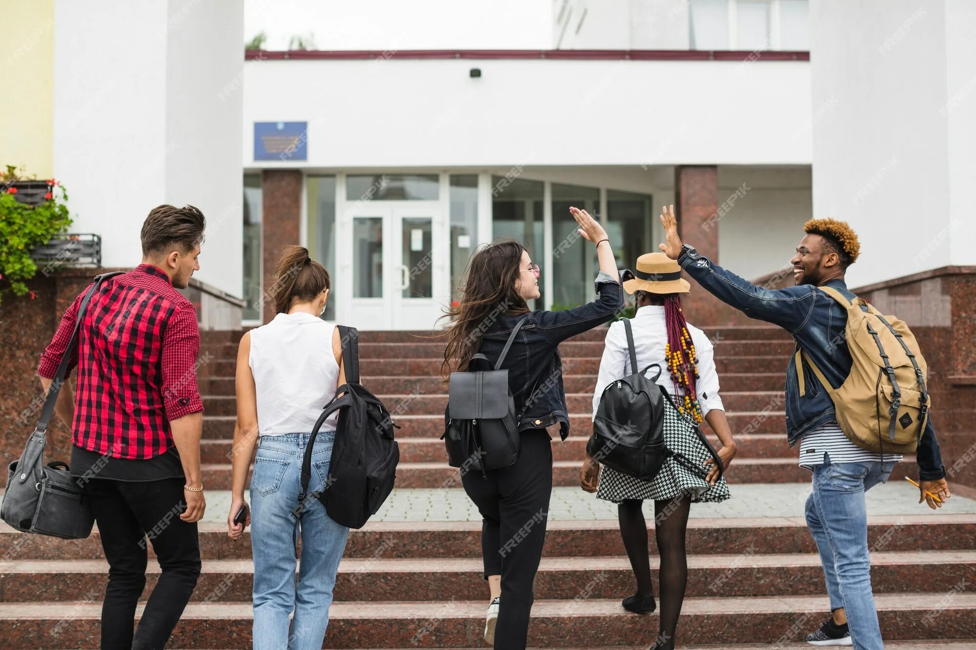 He goes to college. Идти в университет. Человек идет в университет. Студенты идут. Иду в колледж.