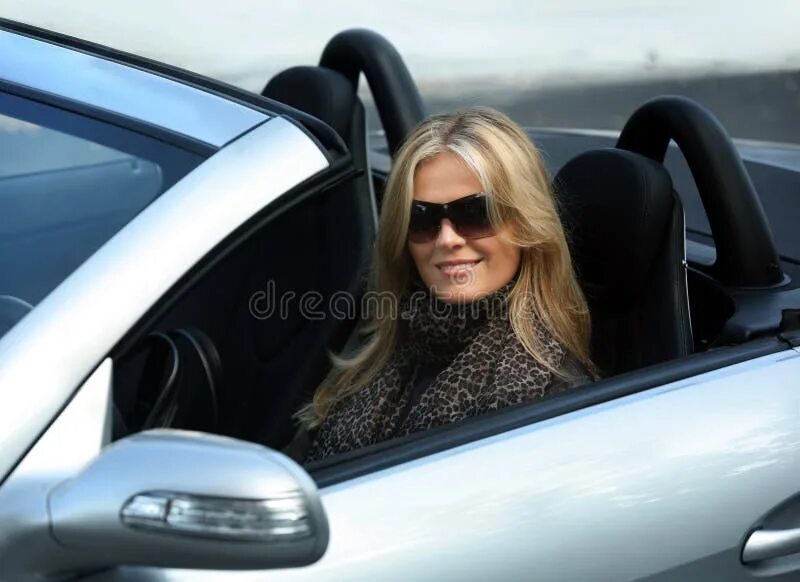 Девушка блондинка. Девушки на автошоу. Blonde in car. Девушка красится в авто. Blonde in car.