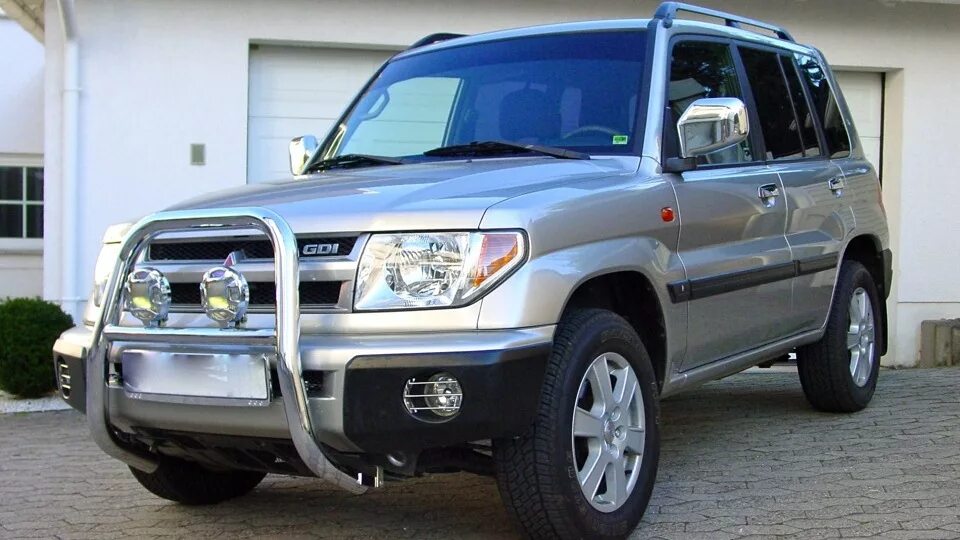 Бензиновые mitsubishi pajero. Мицубиси Паджеро Пинин 2000. Дефлектор капота Паджеро Пинин. Митсубиси Паджеро Пинин защита переднего бампера. Mitsubishi Pajero Pinin передний бампер.