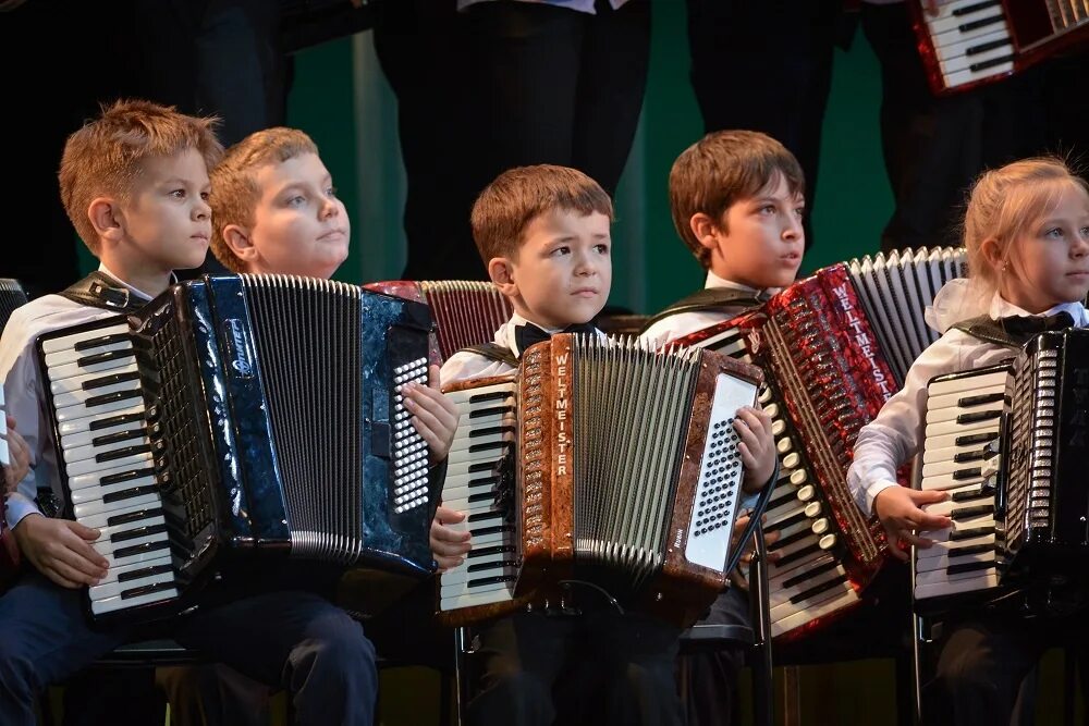 Дети баянисты. Баян для детей. Игра на аккордеоне. Играет на аккордеоне. Дети баянисты.