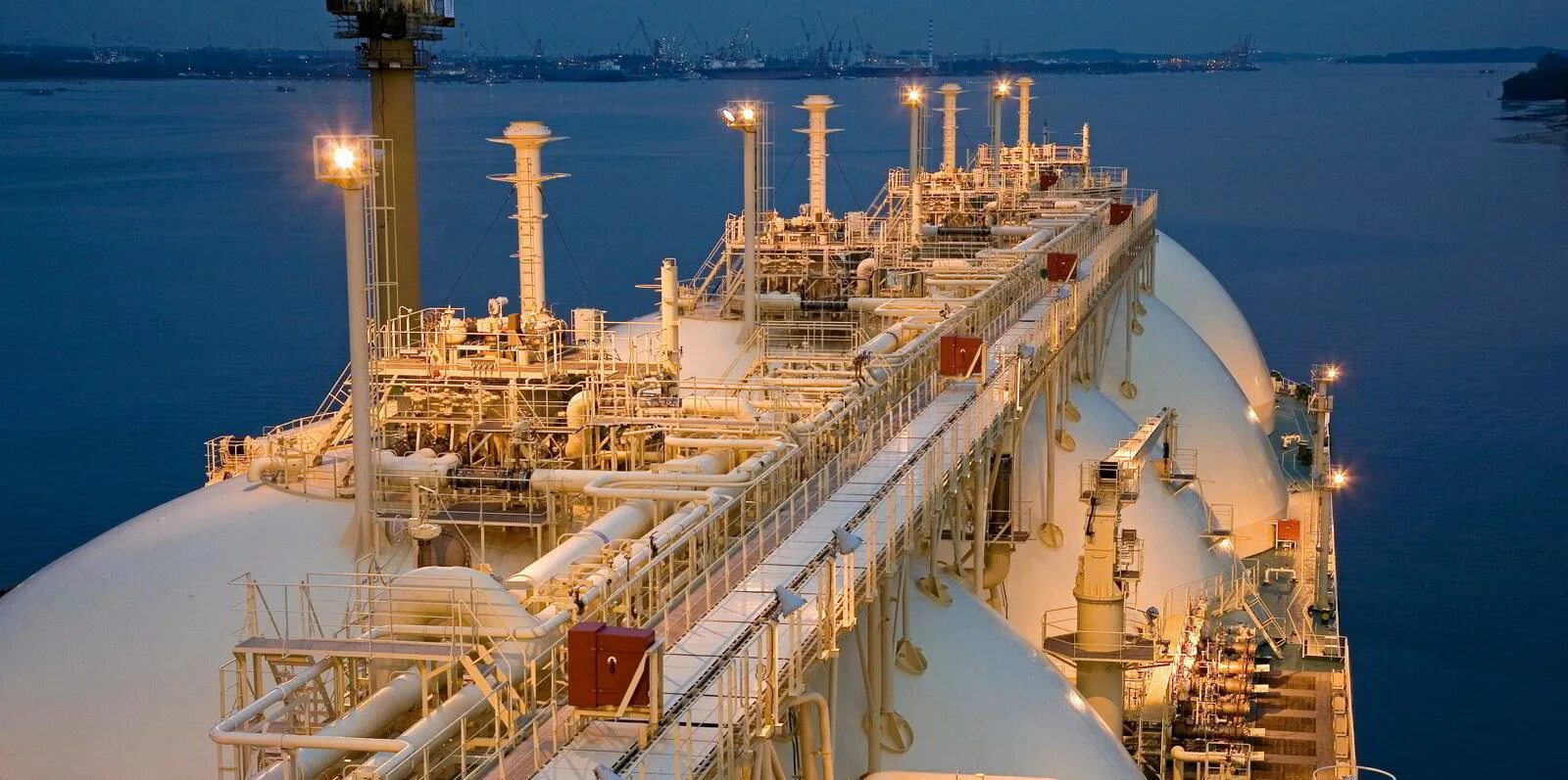 Плавучий завод prelude flng. Shell shipping. Первый нефтяной танкер. Скф танкер. Shell судно.