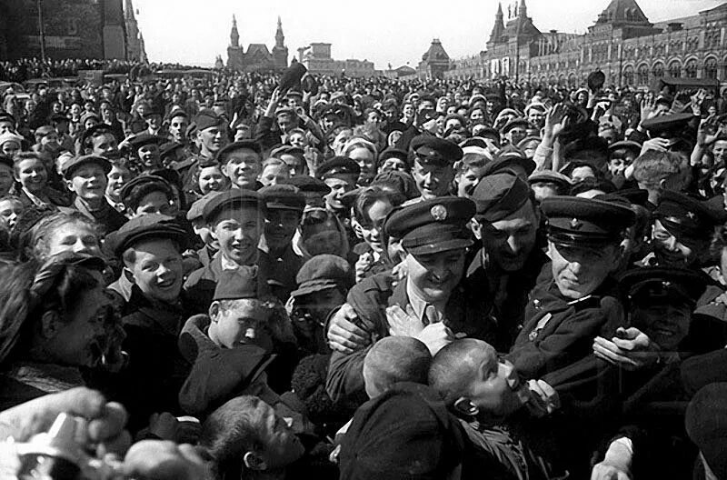 Празднование дня победы 1945. Победа 1945. Красная площадь 9 мая 1945. Ликование Победы 1945. Победа 9 мая 1945.