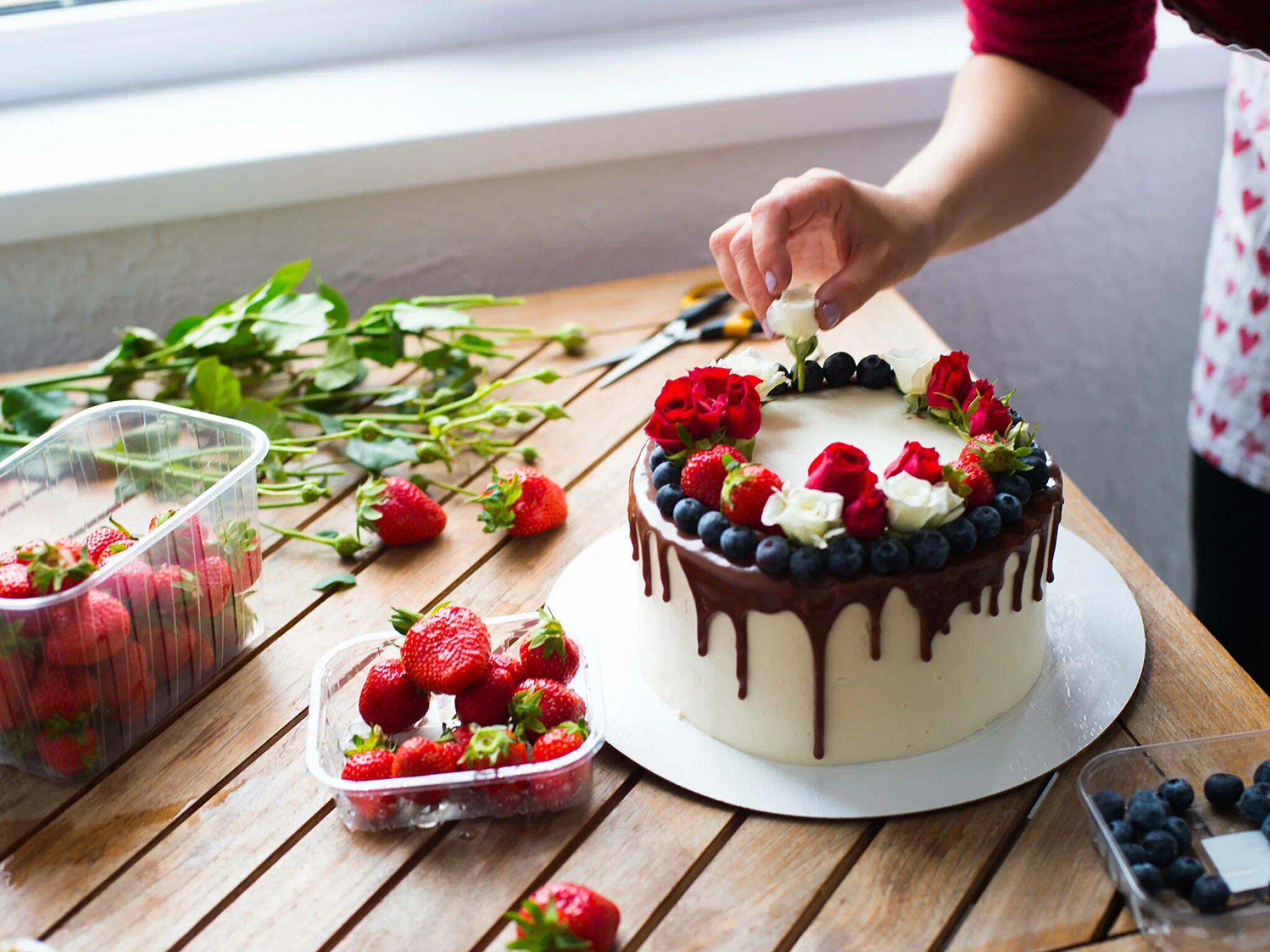 Кондитер украшает торты. Торт с ягодами. Украшение торта ягодами. Торт оформленный ягодами. Современный декор тортов.