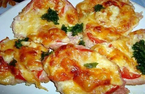 Свинина с чесноком сыром и помидорами