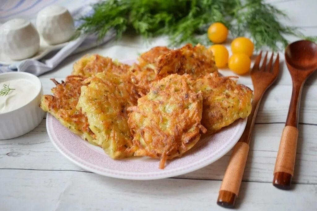 Драники лук добавляют. Драники. драники картофельные. драники картофельные классические. куриные драники.