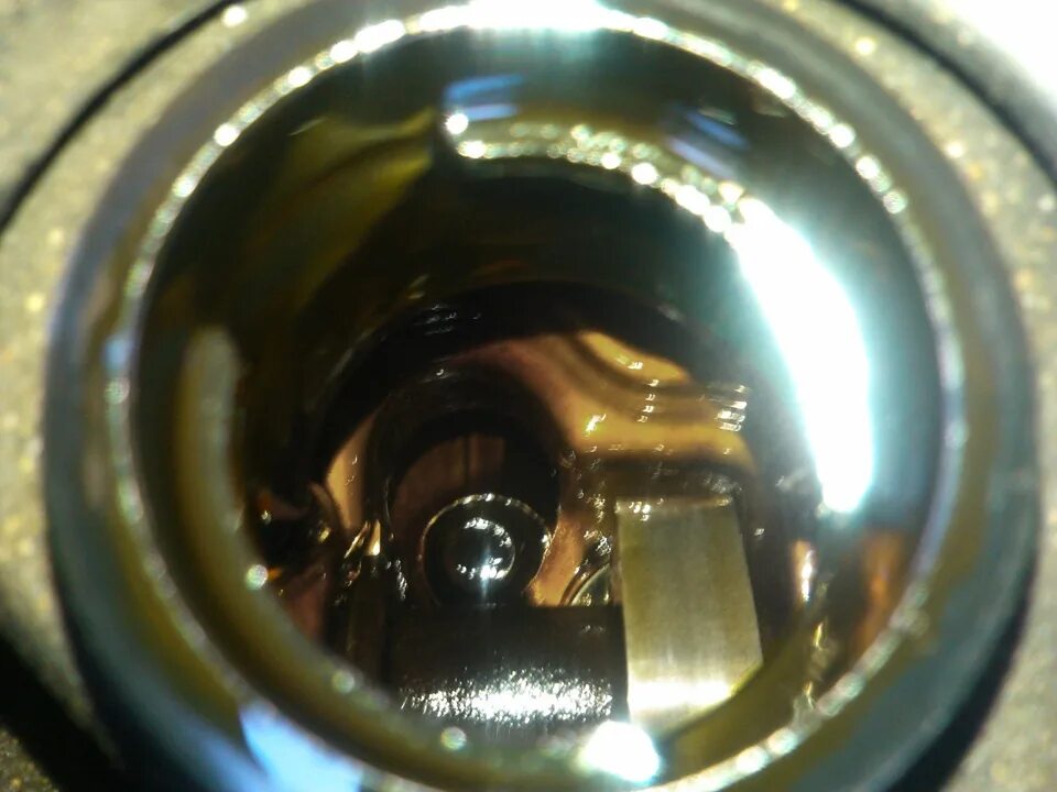 Нагар в двигателе под крышкой маслозаливной горловины. Горловина заливная 2126. Выкидывает масло через горловину. Выкидывает масло через горловину. Выкидывает масло через горловину.