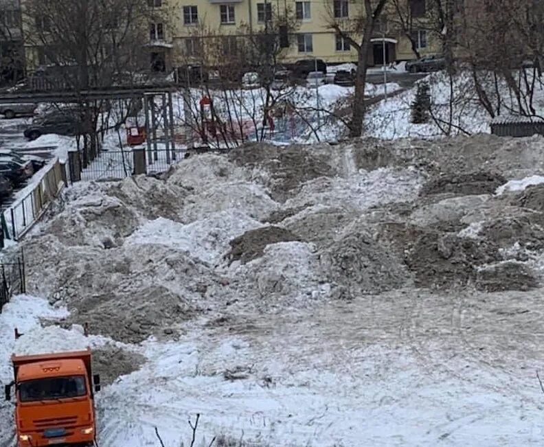 Бутырка на дороге грязный снег. Грязный снег. Грязный снег в Москве. Неубранный снег во дворе. Грязный двор Москва.