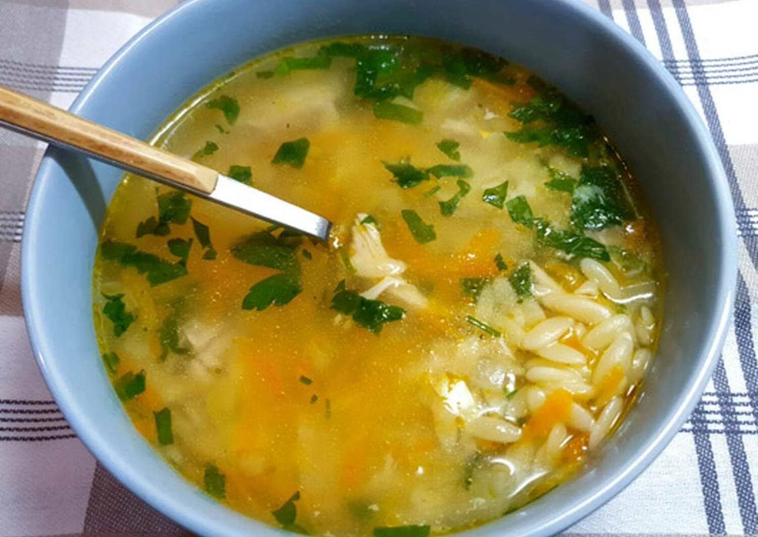 Куриный суп с макаронами. Суп с макаронами и картошкой. Куриный суп с рисом.