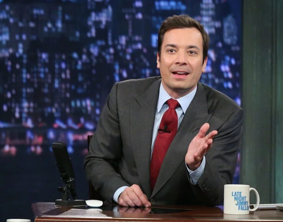 Интервью со знаменитостями. Jimmy fallon nft. Джимми фэллон фото. Американские тв шоу. The late night show.