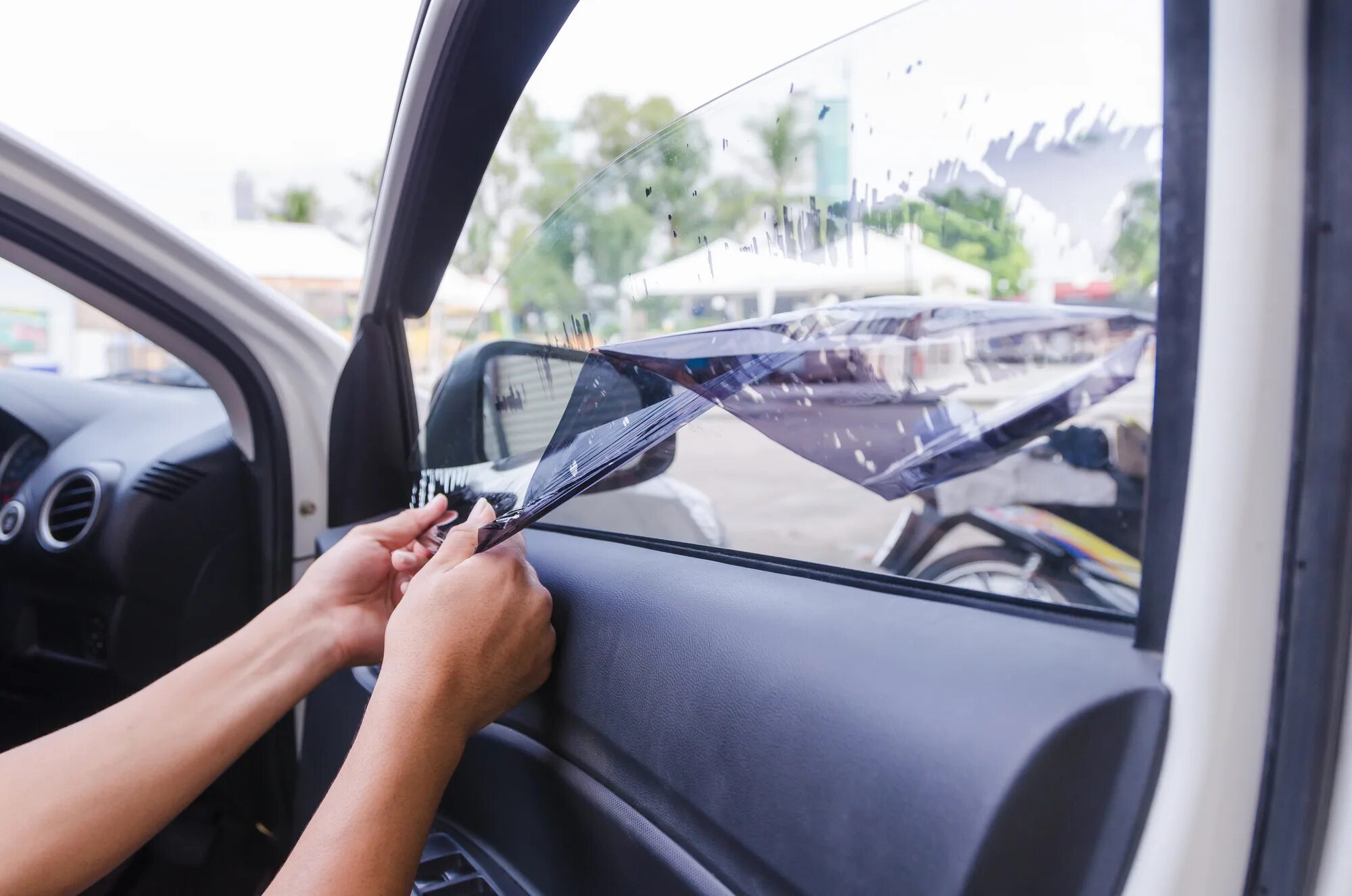 Нарушение за тонировку. Car Window Tint. Снятие тонировки. Тонировка старит машину. Штраф за тонировку.